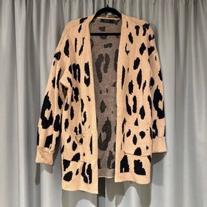 Chic Leopard Print Cardigan in Black and Tan